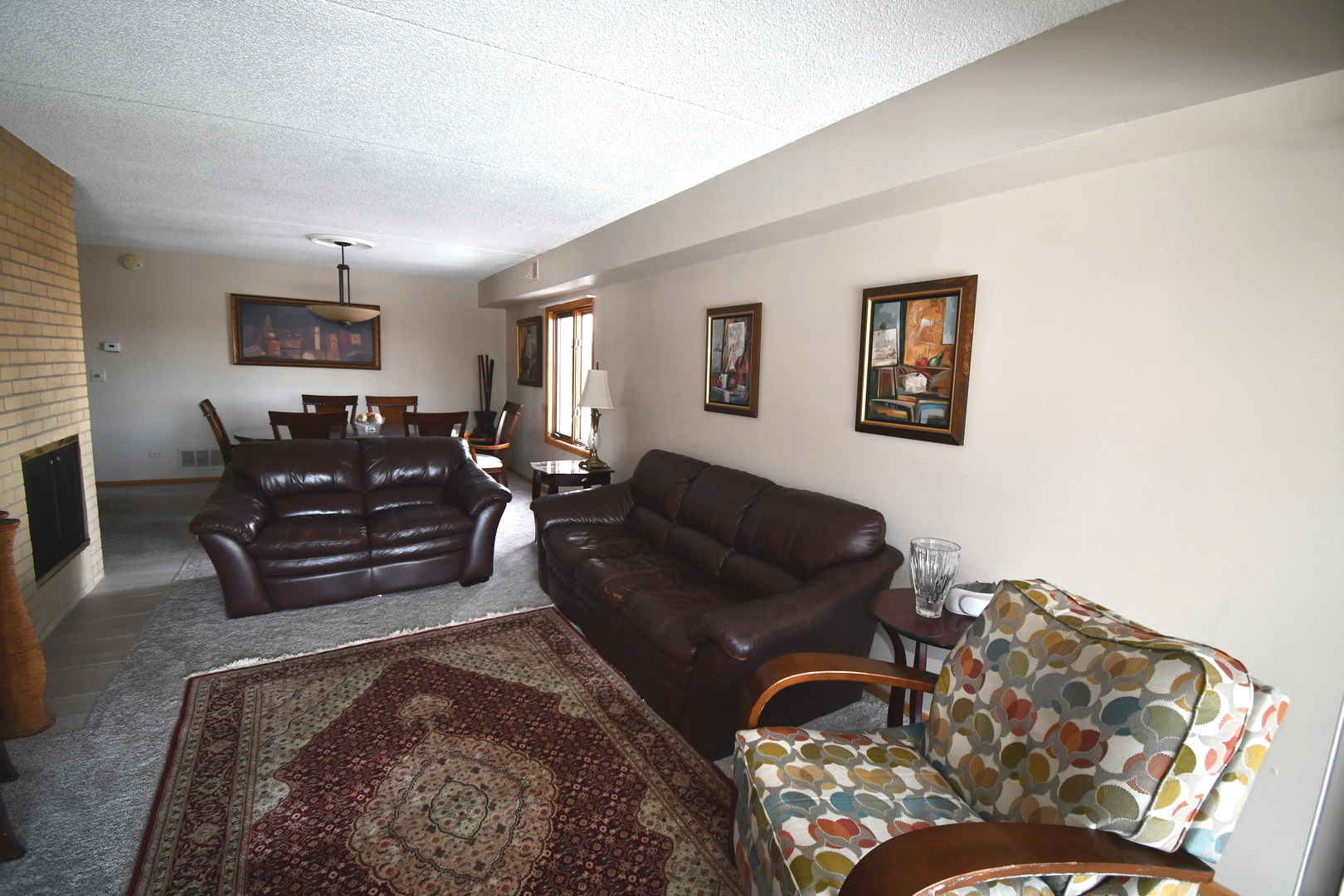 1S095 Spring Road, Unit H2 Oakbrook Terrace, IL 60181 - Photo 22 of 40 a living room with furniture and a couch
