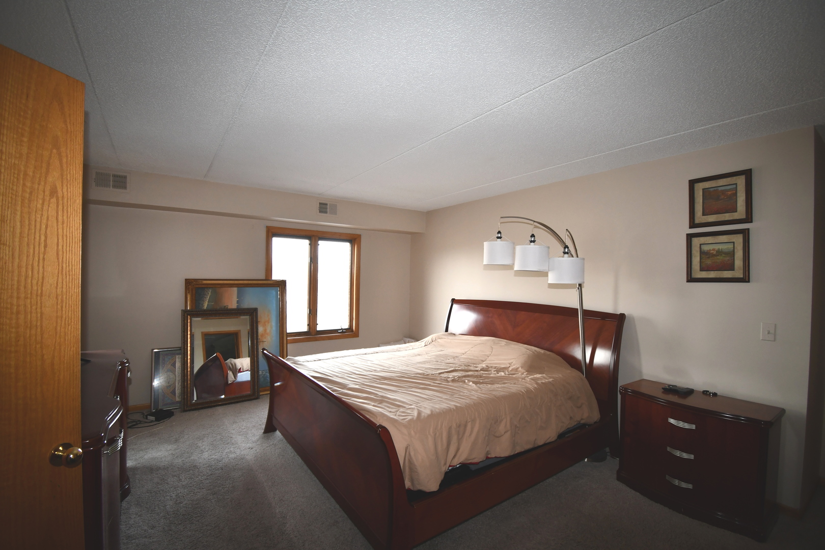 1S095 Spring Road, Unit H2 Oakbrook Terrace, IL 60181 - Photo 29 of 40 a bedroom with a bed and a lamp on dresser