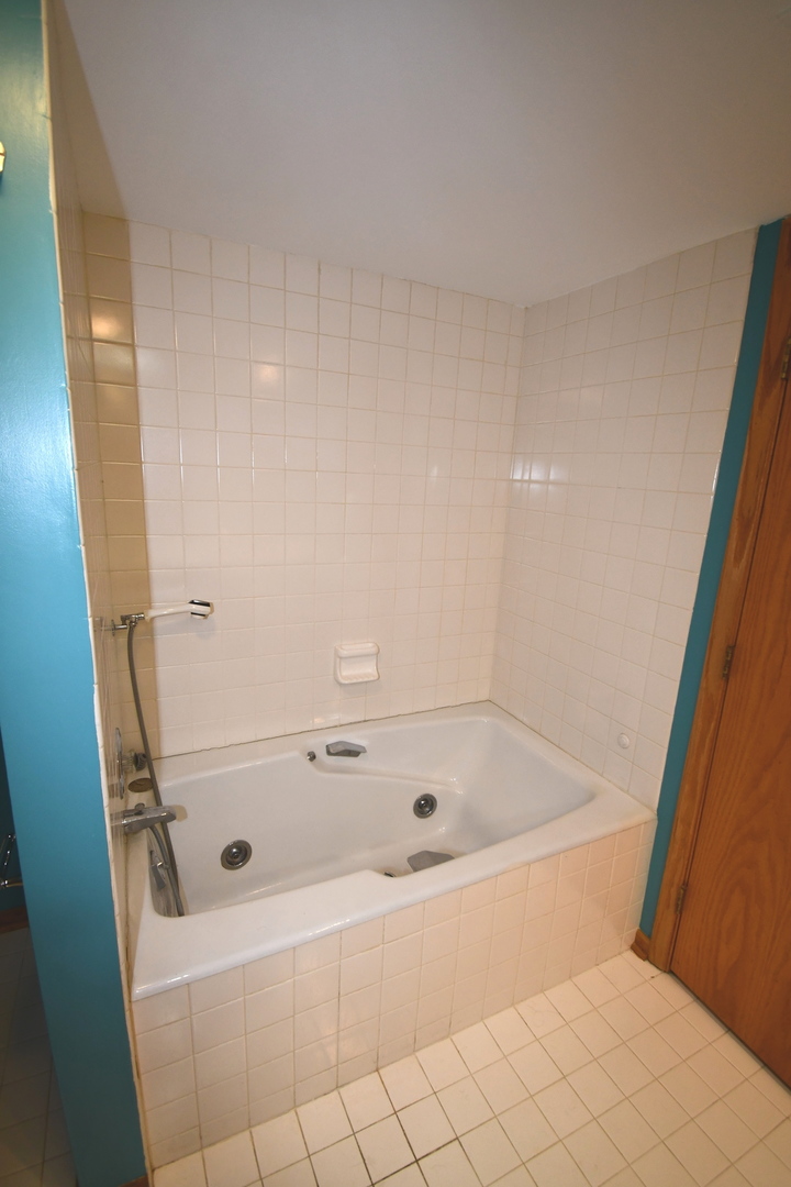 1S095 Spring Road, Unit H2 Oakbrook Terrace, IL 60181 - Photo 32 of 40 a bathroom with a tub and a shower