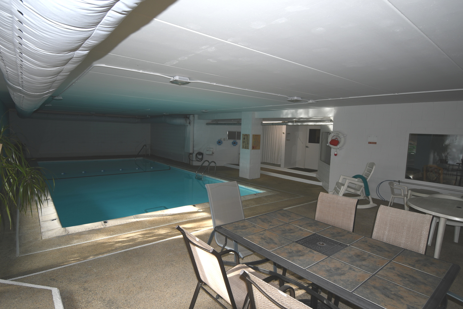 1S095 Spring Road, Unit H2 Oakbrook Terrace, IL 60181 - Photo 37 of 40 a living room with furniture