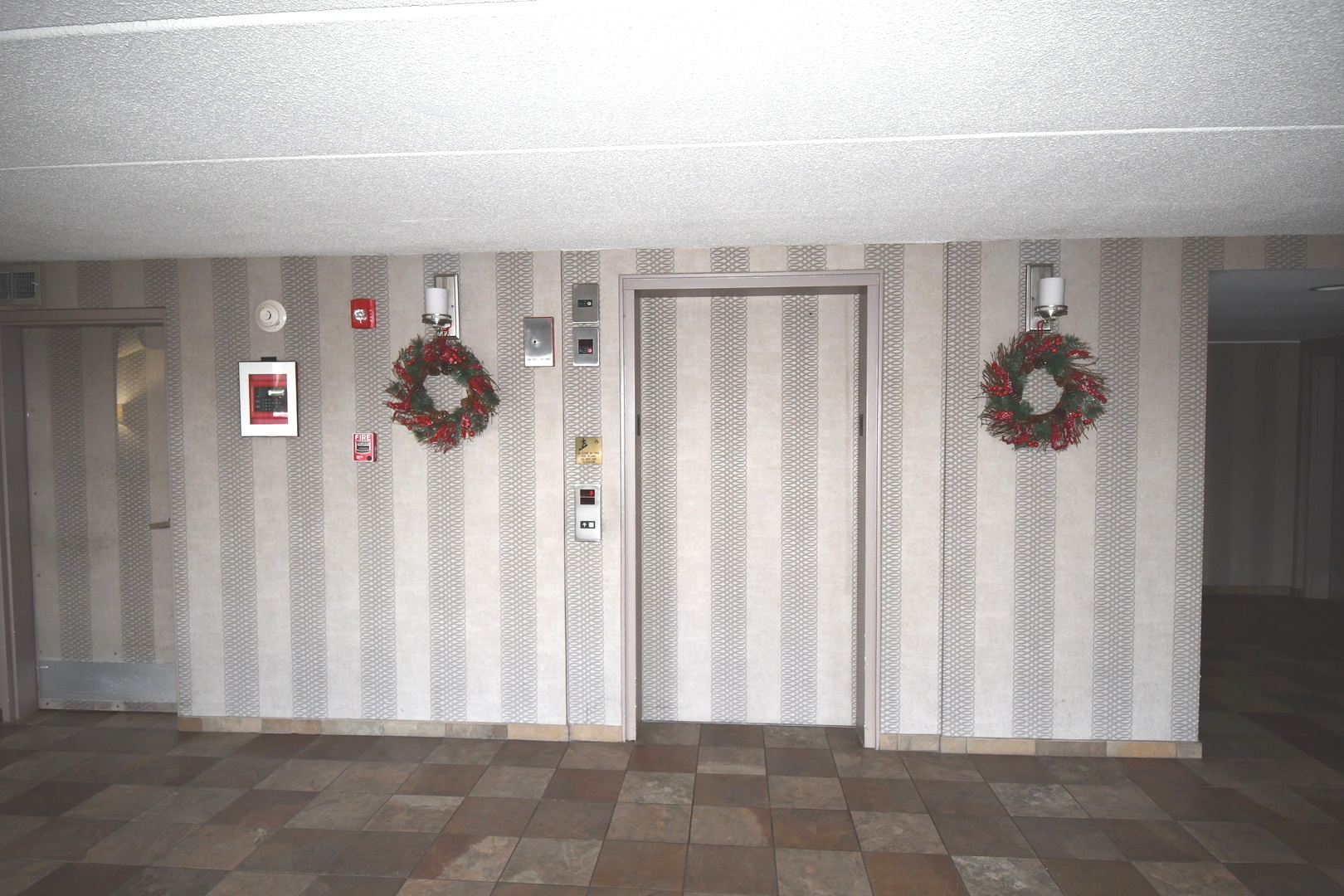 1S095 Spring Road, Unit H2 Oakbrook Terrace, IL 60181 - Photo 8 of 40 a view of a hallway with entryway door