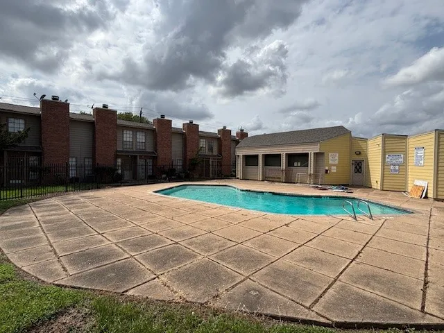 a view of a house with backyard and porch