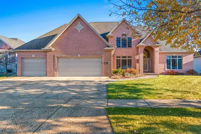 $739,900 | 658 Black Earth Drive, De Pere, WI 54115