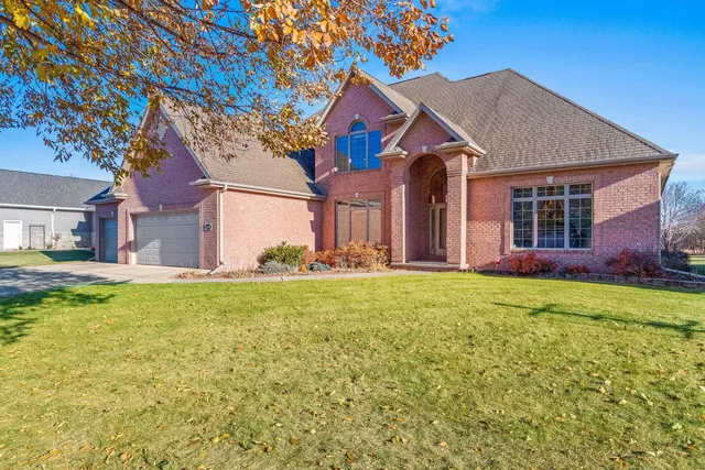 $739,900 | 658 Black Earth Drive, De Pere, WI 54115