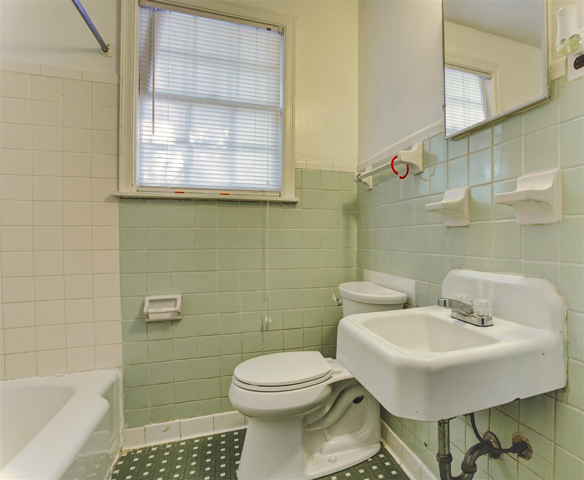 903 Tatum Road Memphis, TN 38122 - Photo 6 of 10 a bathroom with a sink a toilet and a bathtub