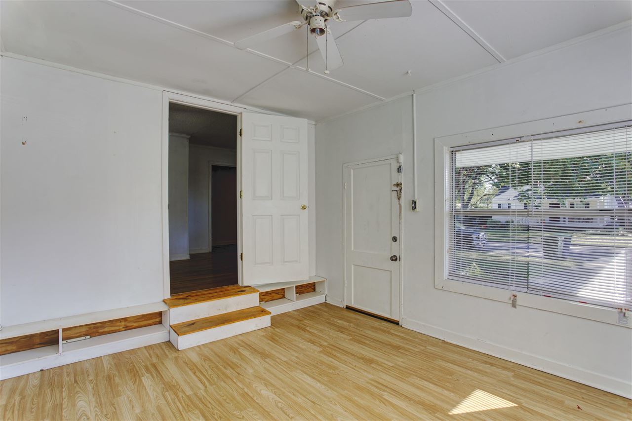 903 Tatum Road Memphis, TN 38122 - Photo 7 of 10 a view of an empty room with a window