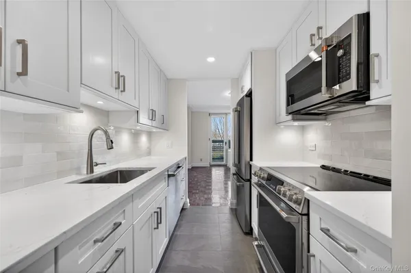 $6,500 | 111 Cherry Valley Avenue, Unit M3, Garden City, NY 11530