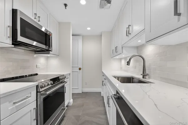 $6,500 | 111 Cherry Valley Avenue, Unit M3, Garden City, NY 11530