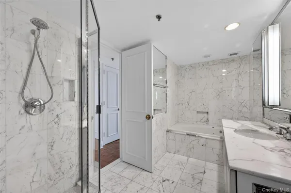 $6,500 | 111 Cherry Valley Avenue, Unit M3, Garden City, NY 11530