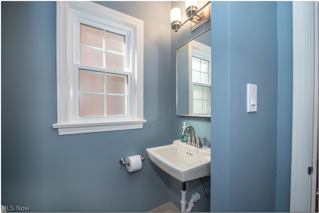2456 Fenwick Road Cleveland, OH 44118 - Photo 10 of 30 Gallery Image 10