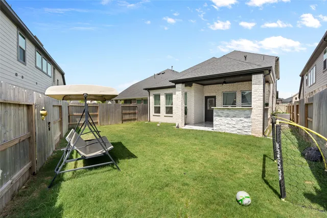 a view of a house with backyard