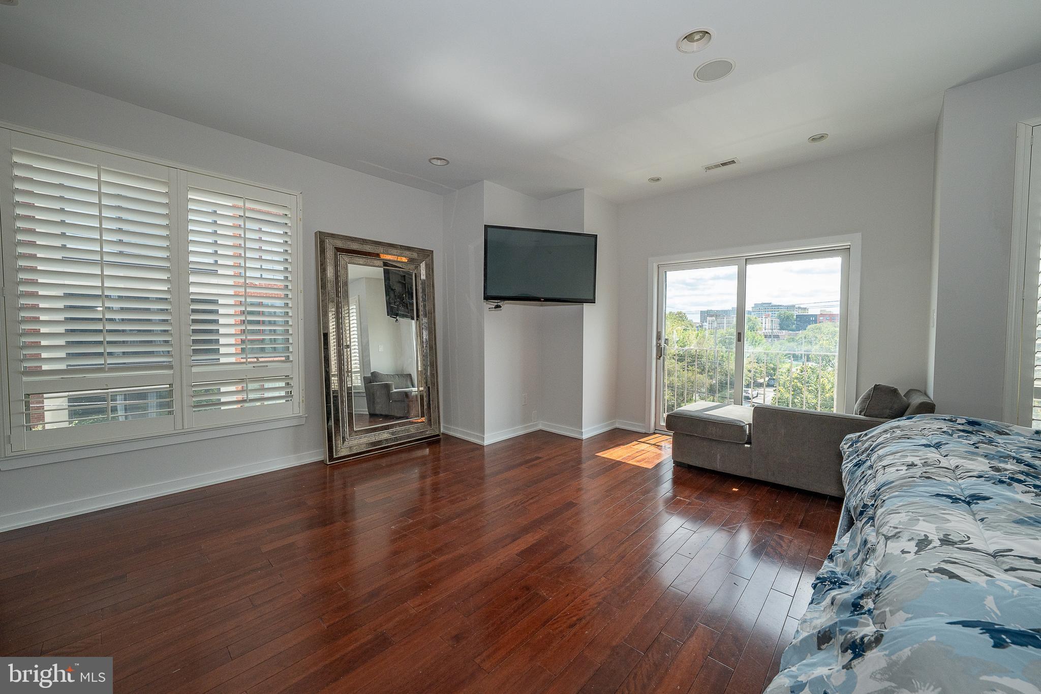 601 Poplar Street Philadelphia, PA 19123 - Photo 26 of 41 a living room with furniture and a large window