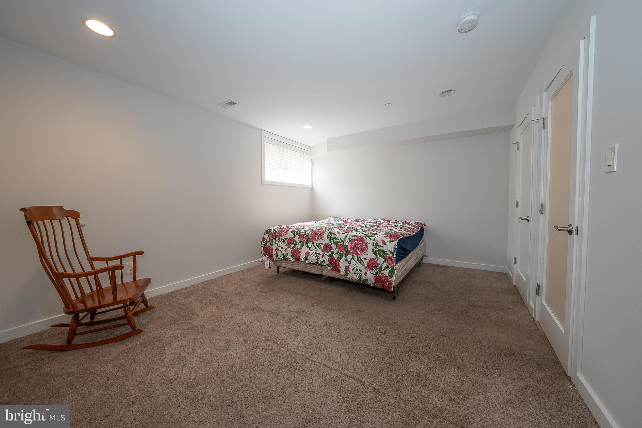 601 Poplar Street Philadelphia, PA 19123 - Photo 36 of 41 a living room with furniture and a chair
