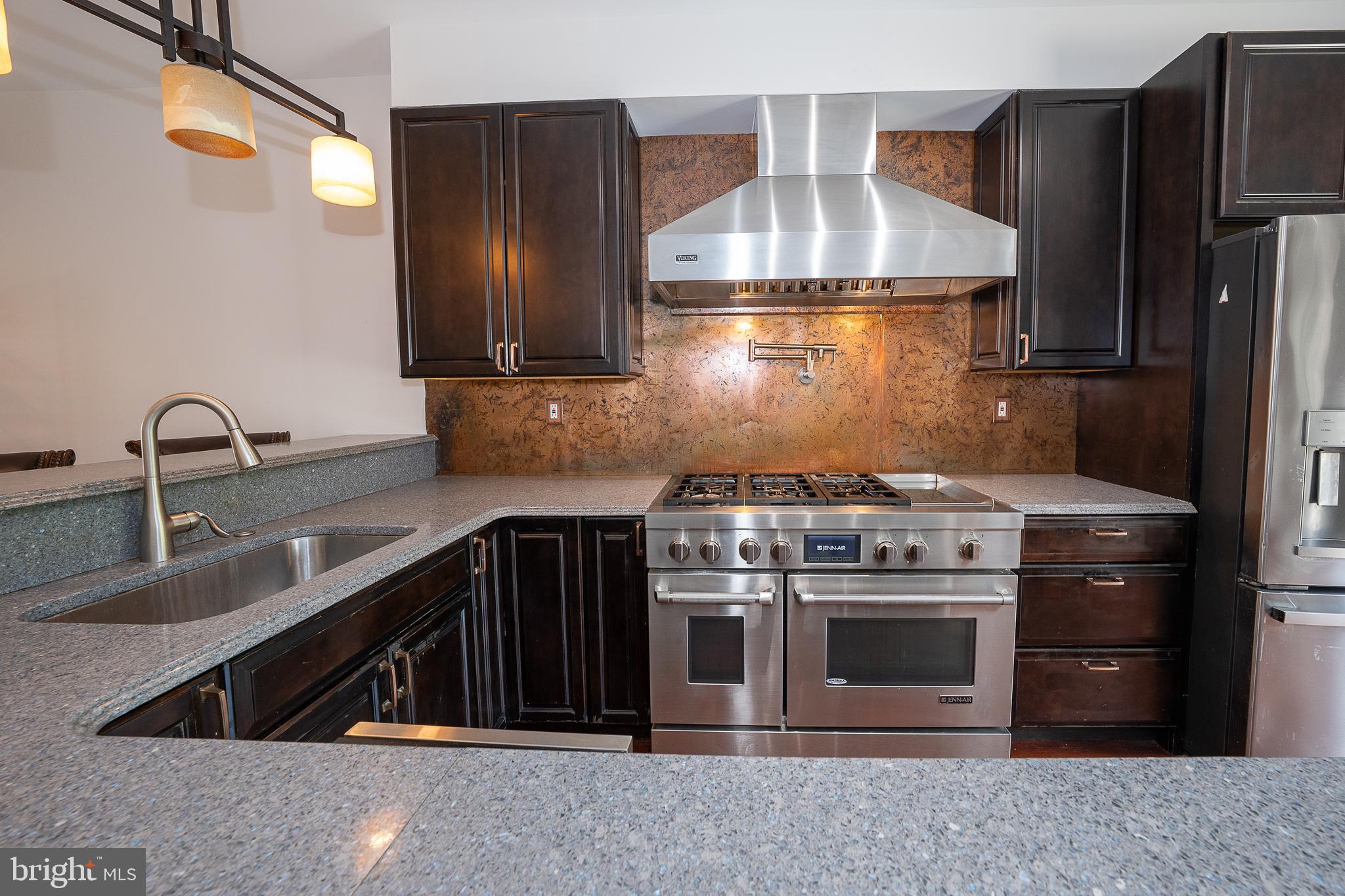 601 Poplar Street Philadelphia, PA 19123 - Photo 9 of 41 a kitchen with granite countertop a stove and a refrigerator