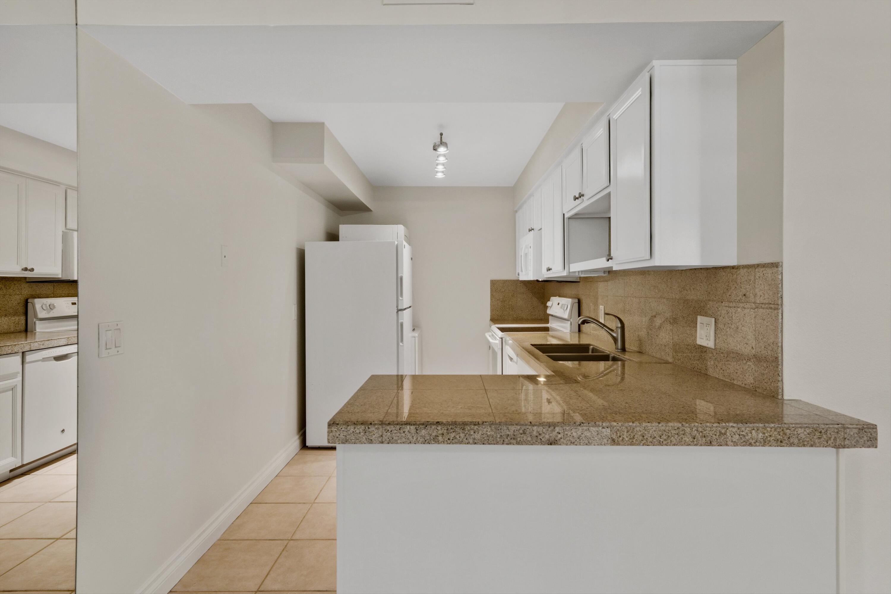 1100 East Amado Road, Unit 15D1 Palm Springs, CA 92262 - Photo 10 of 22 Kitchen