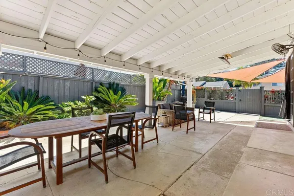 a view of a yard with a plant