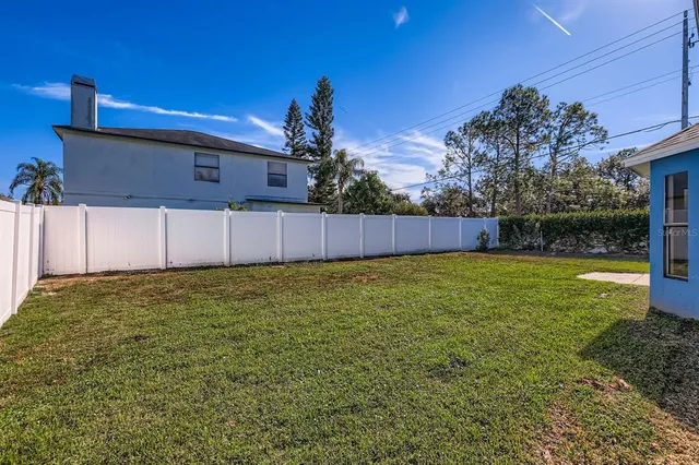 a view of a backyard