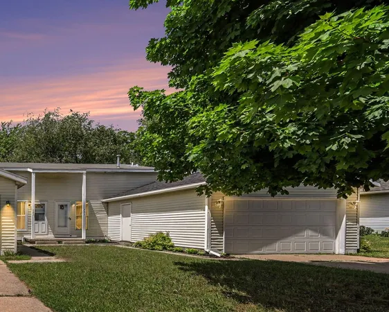 $299,900 | 423 Pine Pl Street Southeast, Grand Rapids, MI 49548