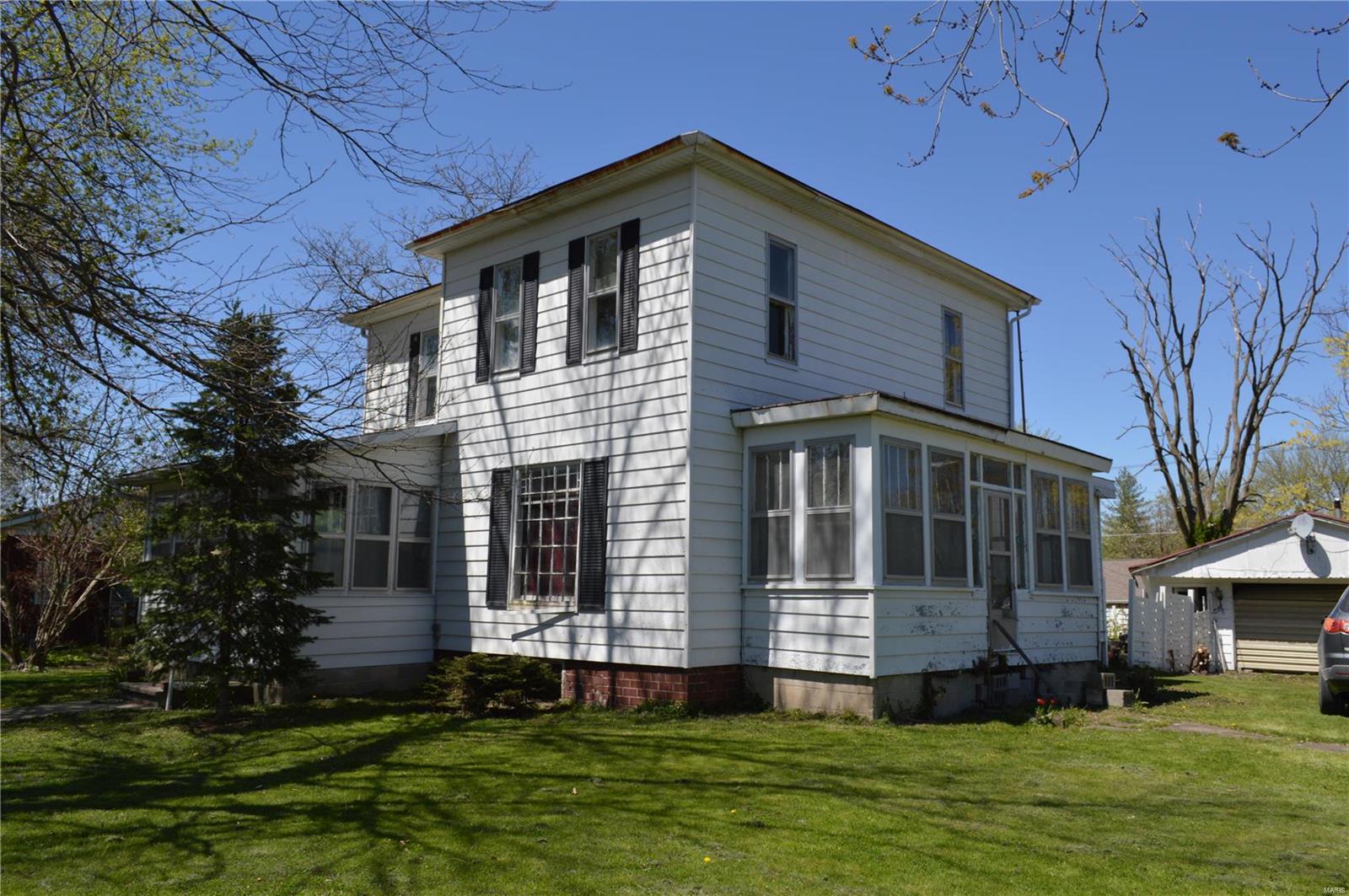 203 West Rowe Street Roodhouse, IL 62082 - Photo 1 of 25 Gallery Image 1