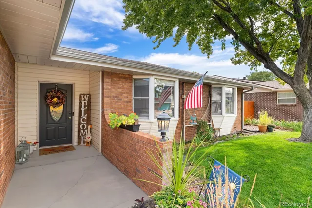 a view of a house with backyard and porch