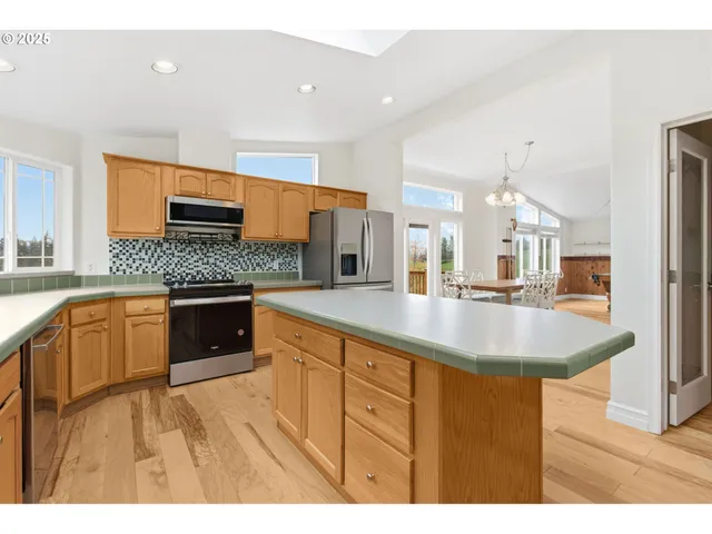 $749,000 | 35986 Enterprise Road, Creswell, OR 97426