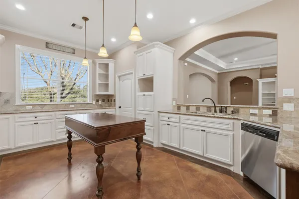 $730,000 | 500 Burwell Road, Highlands, TX 77562