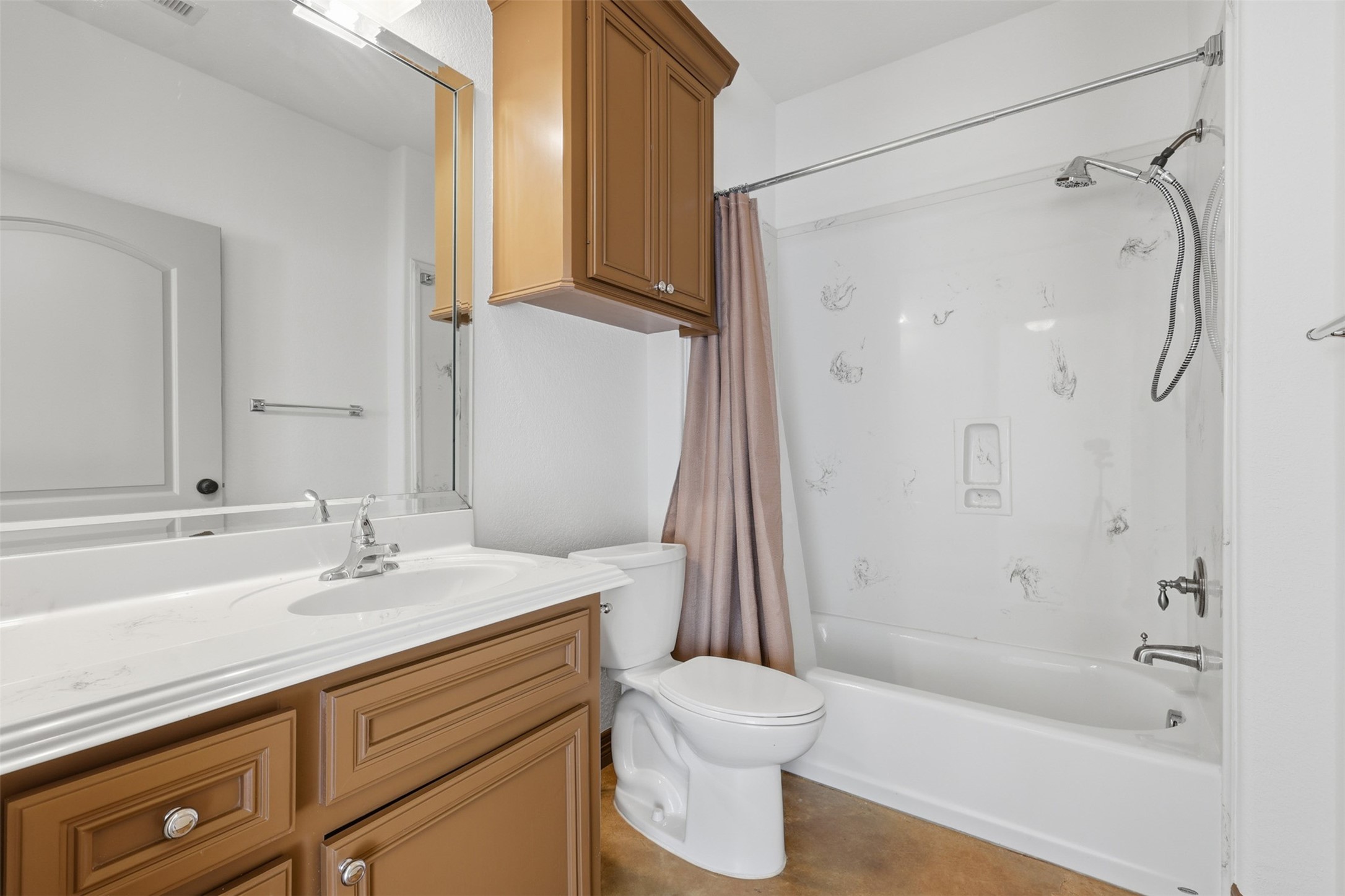 500 Burwell Road Highlands, TX 77562 - Photo 30 of 50 Private bathroom in one of two secondary bedrooms in the main residence.