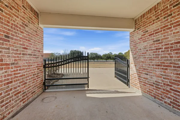 $730,000 | 500 Burwell Road, Highlands, TX 77562