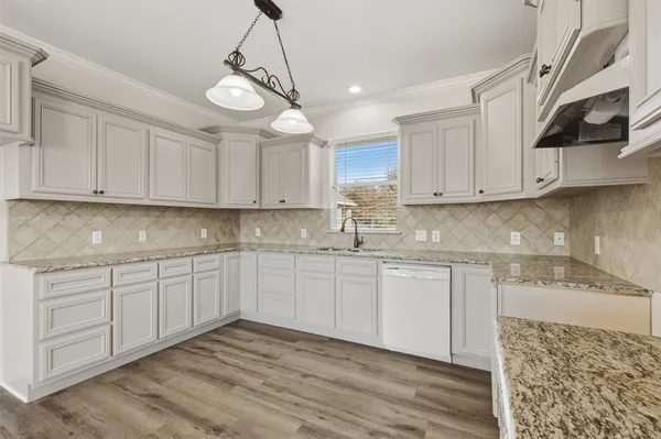 $730,000 | 500 Burwell Road, Highlands, TX 77562