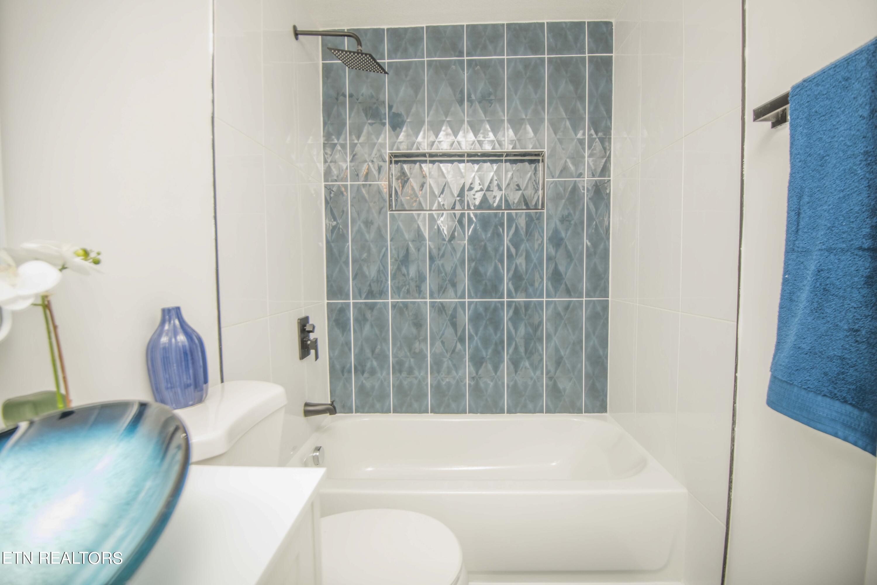 507 Oody Road Loudon, TN 37774 - Photo 29 of 38 second bath 1_1