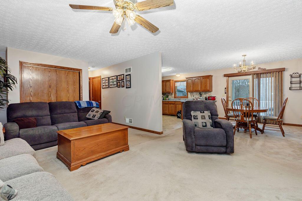 4085 Gratiot Road Southeast Newark, OH 43056 - Photo 21 of 41 3-LivingRoom