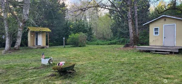 a view of a house with backyard and garden