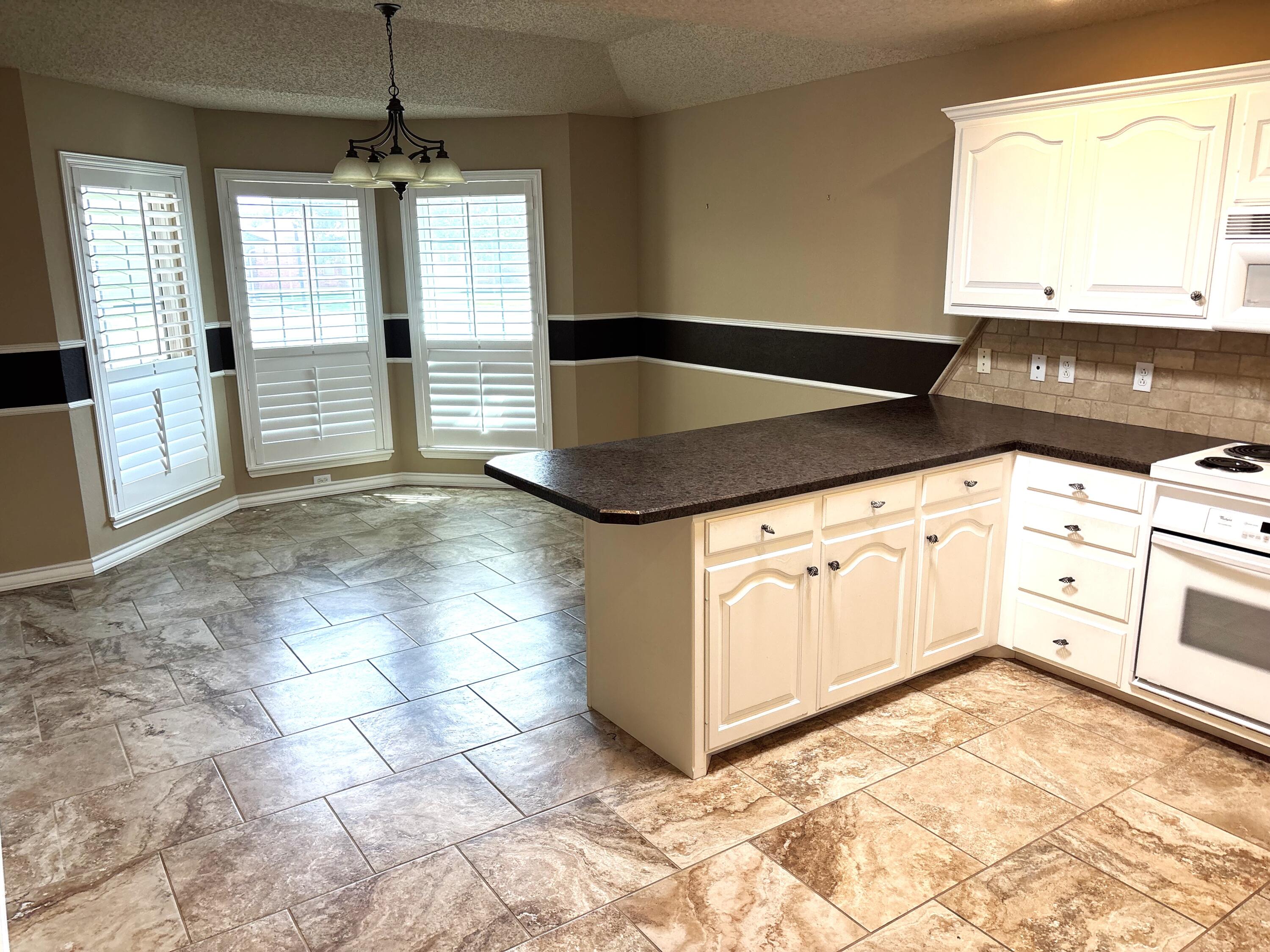 5412 99th Street Lubbock, TX 79424 - Photo 4 of 10 kitchen windows