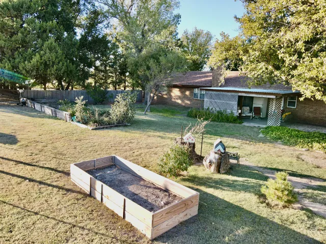 a view of a house with backyard