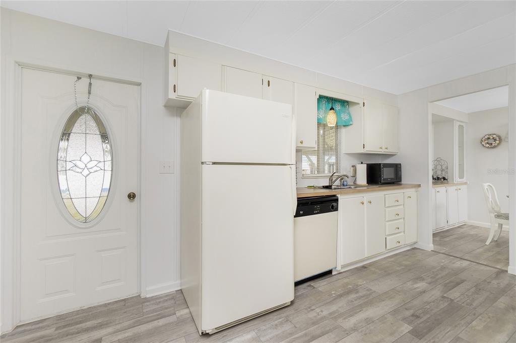 532 Walnut Circle Venice, FL 34285 - Photo 3 of 36