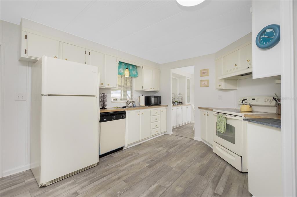 532 Walnut Circle Venice, FL 34285 - Photo 4 of 36