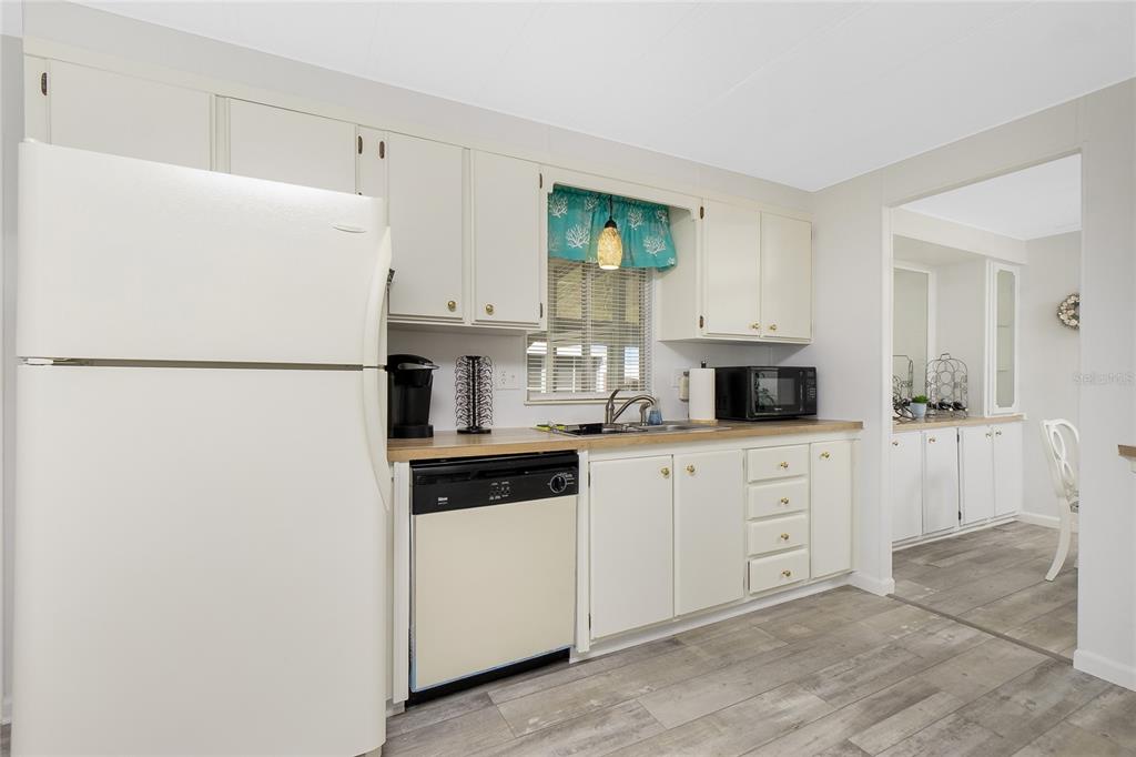 532 Walnut Circle Venice, FL 34285 - Photo 5 of 36