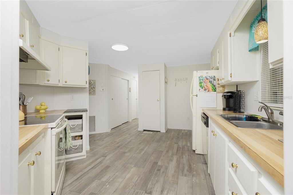 532 Walnut Circle Venice, FL 34285 - Photo 7 of 36