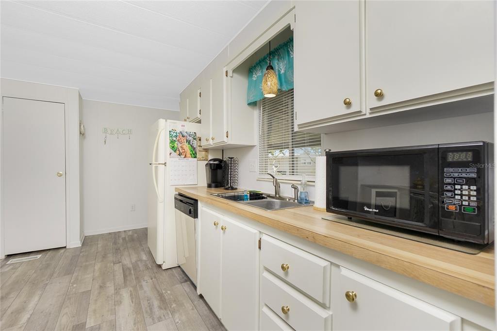 532 Walnut Circle Venice, FL 34285 - Photo 9 of 36