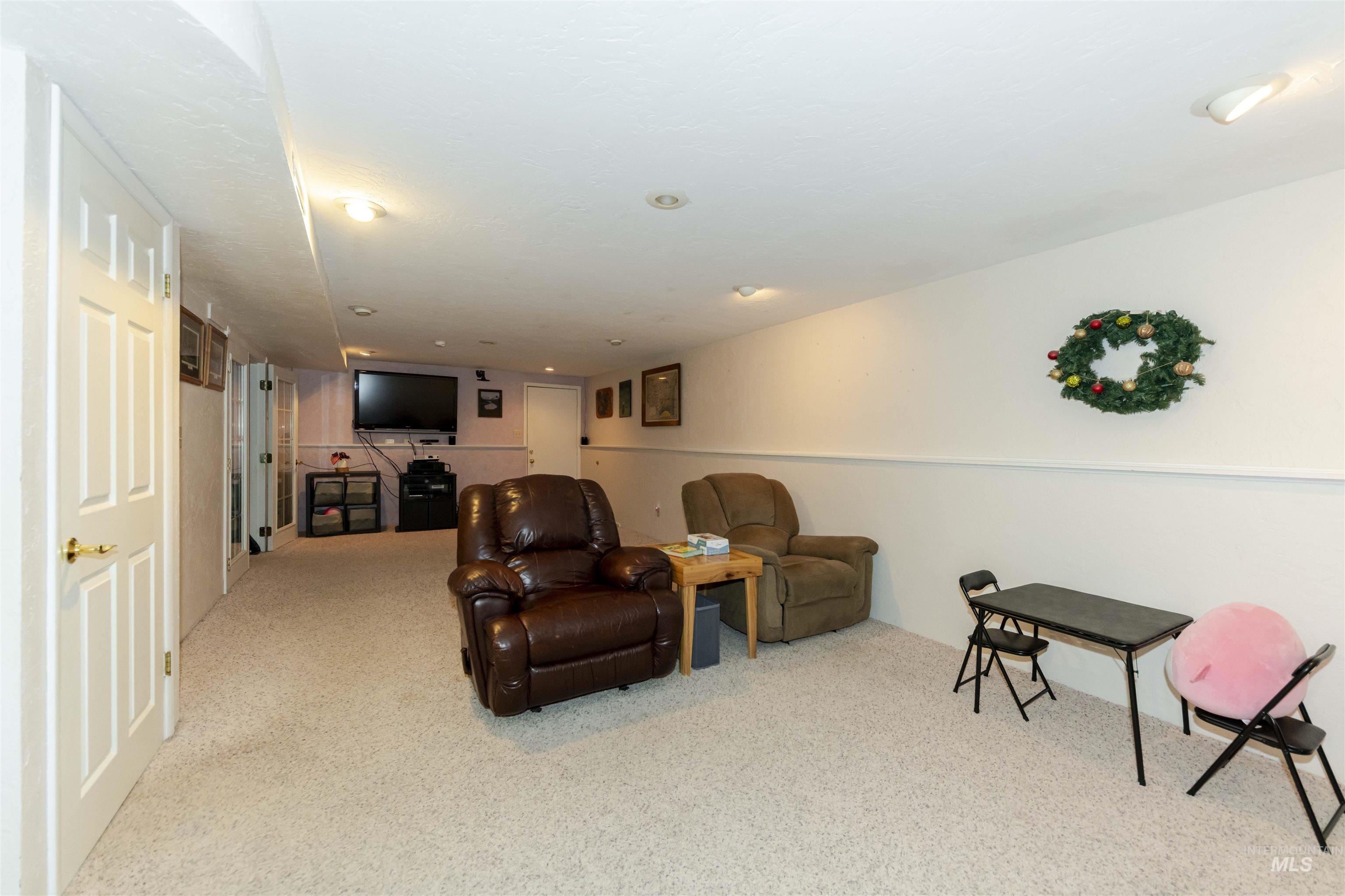 930 Preston Avenue Lewiston, ID 83501 - Photo 13 of 32 Sitting room featuring carpet flooring