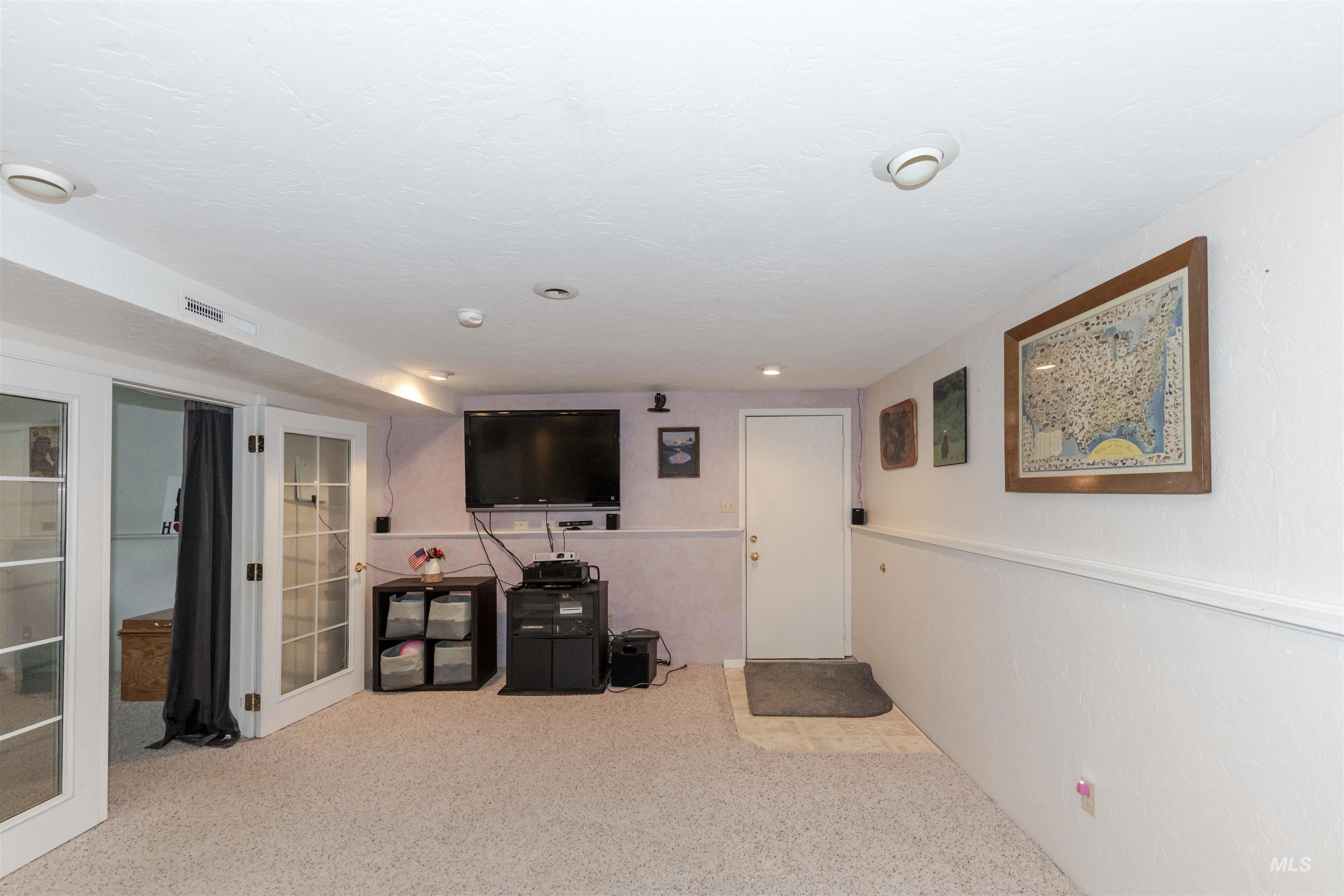 930 Preston Avenue Lewiston, ID 83501 - Photo 14 of 32 Unfurnished living room featuring carpet floors