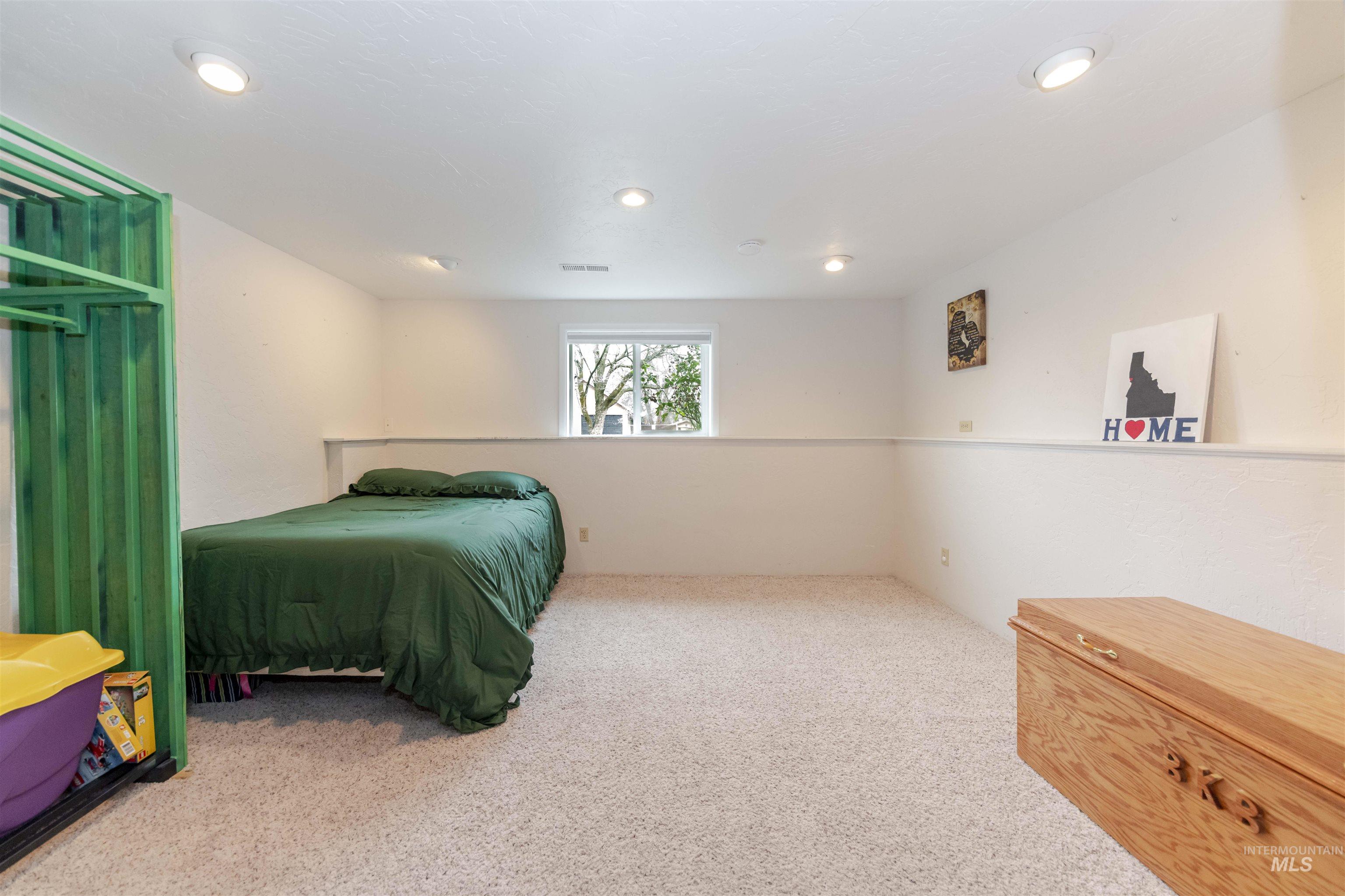 930 Preston Avenue Lewiston, ID 83501 - Photo 15 of 32 Bedroom featuring carpet floors