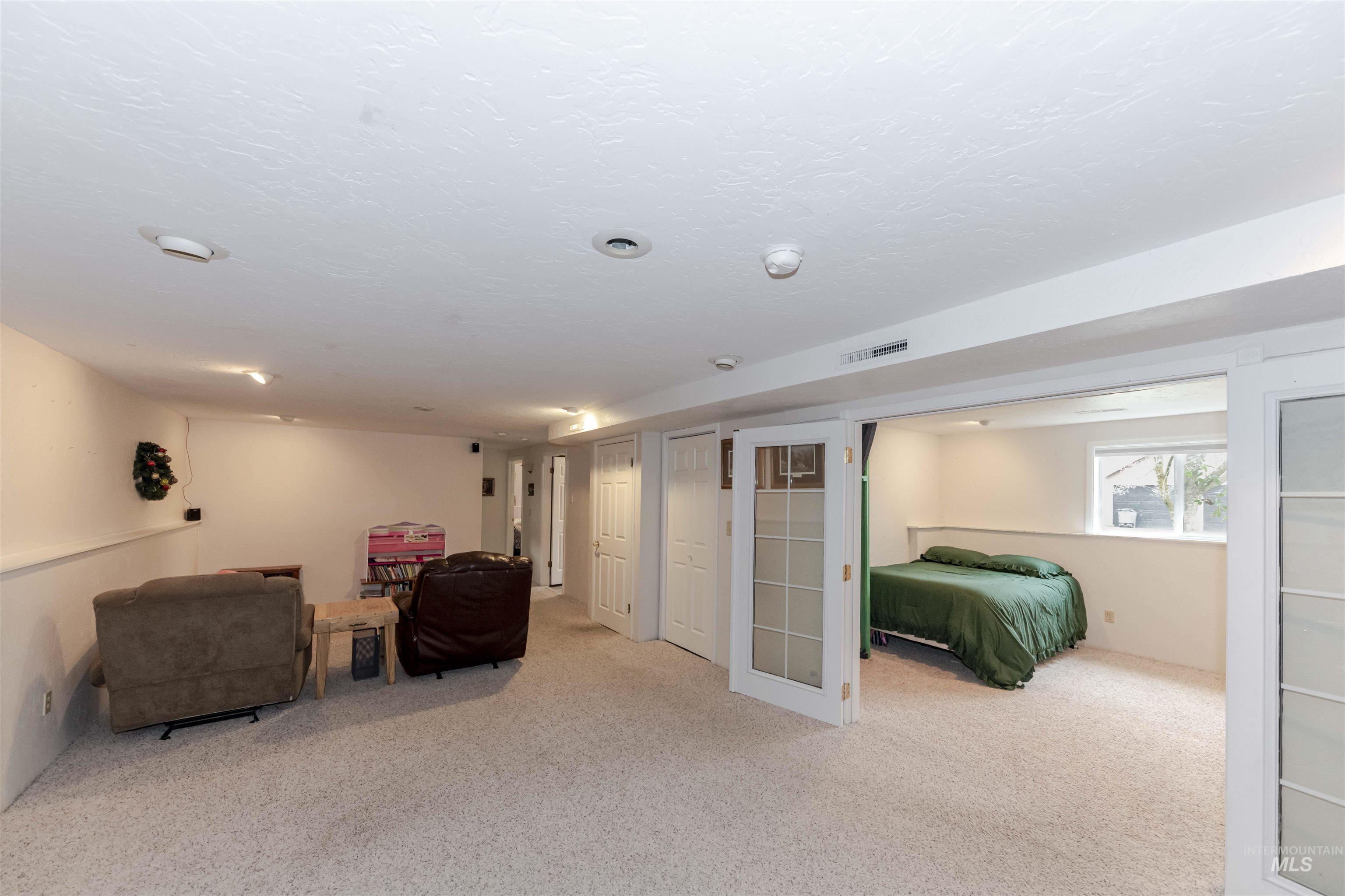 930 Preston Avenue Lewiston, ID 83501 - Photo 16 of 32 Bedroom with carpet floors and a textured ceiling