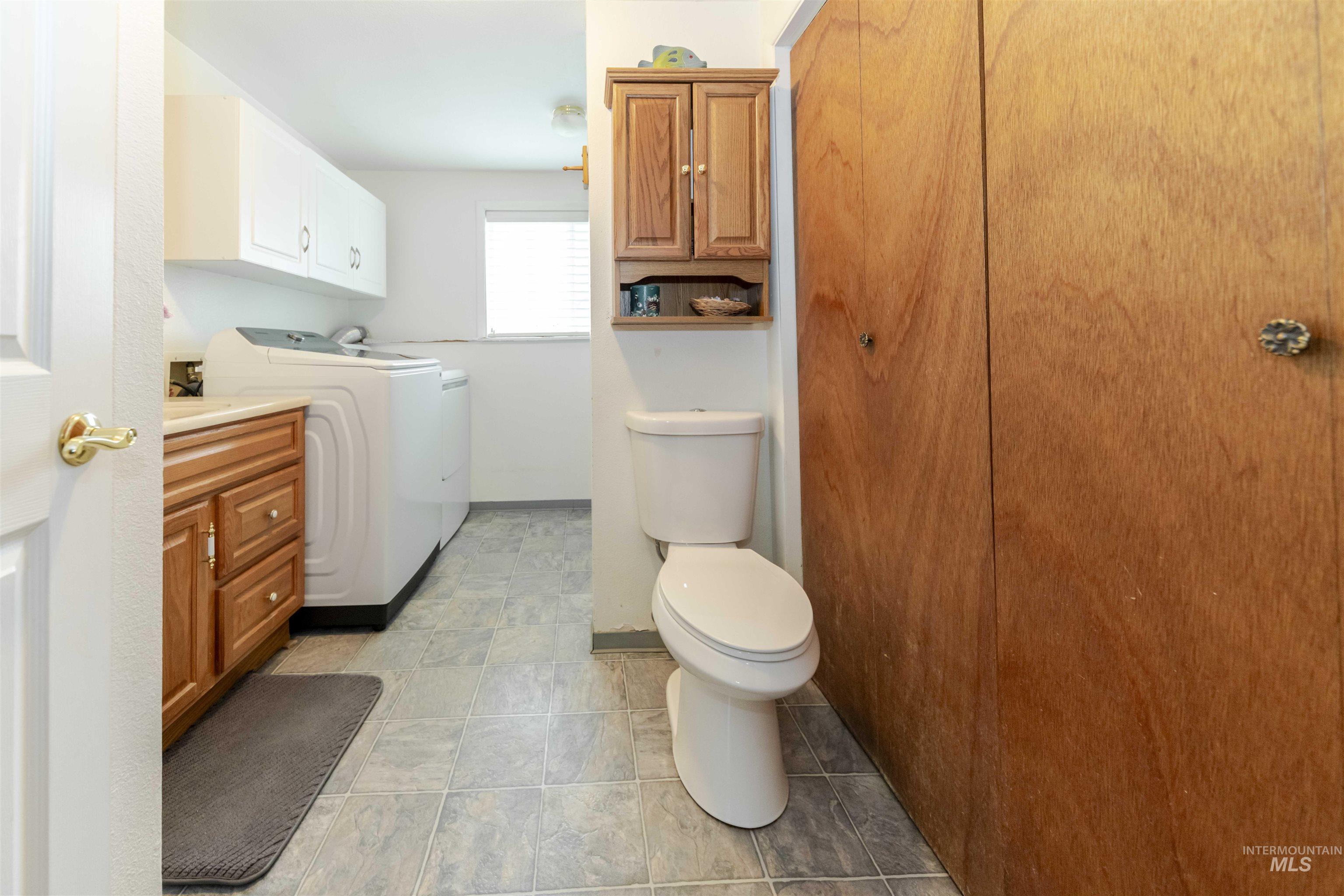930 Preston Avenue Lewiston, ID 83501 - Photo 18 of 32 Half bath with vanity and separate washer and dryer