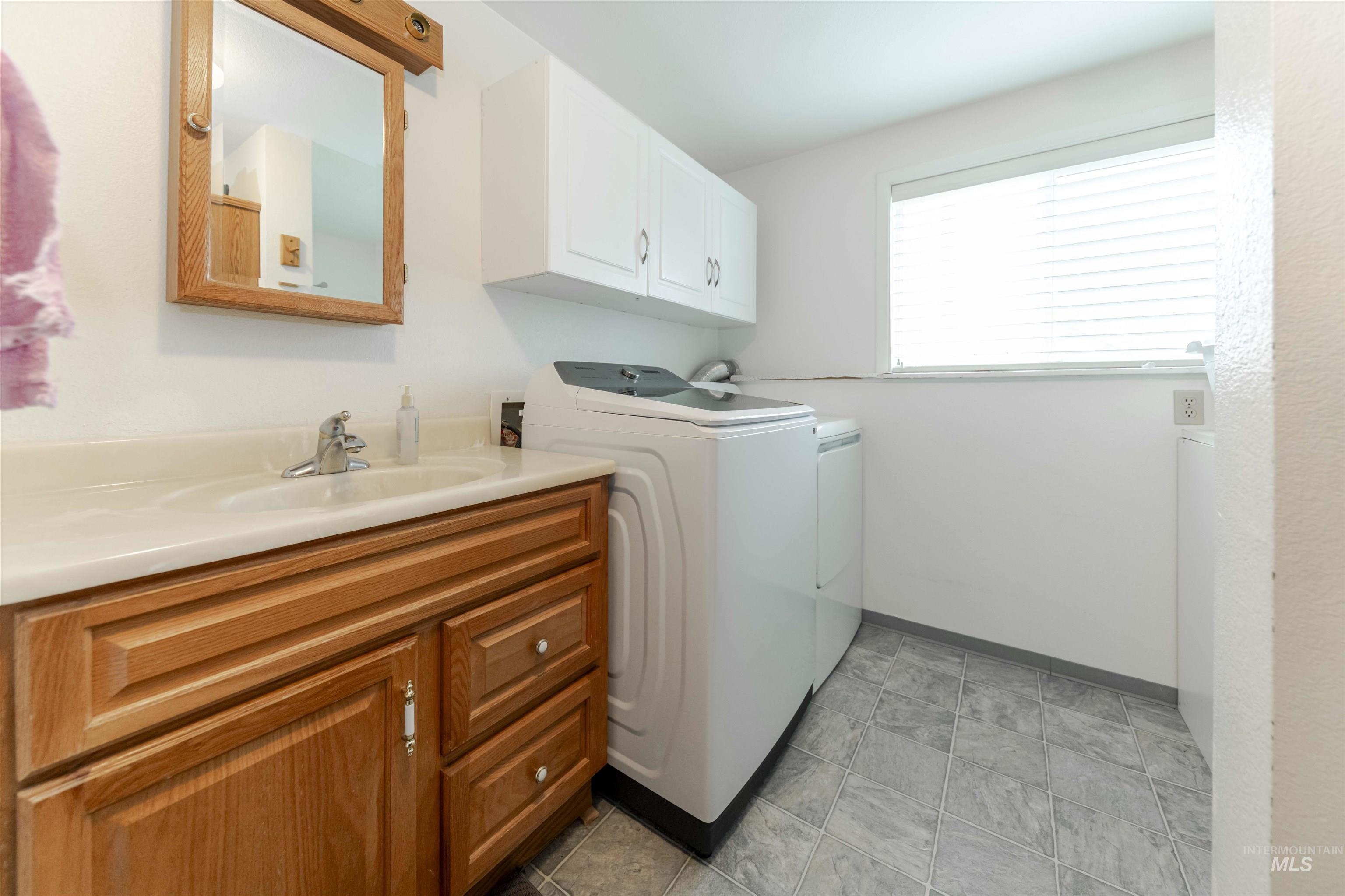930 Preston Avenue Lewiston, ID 83501 - Photo 19 of 32 Laundry area featuring washing machine and dryer and a sink
