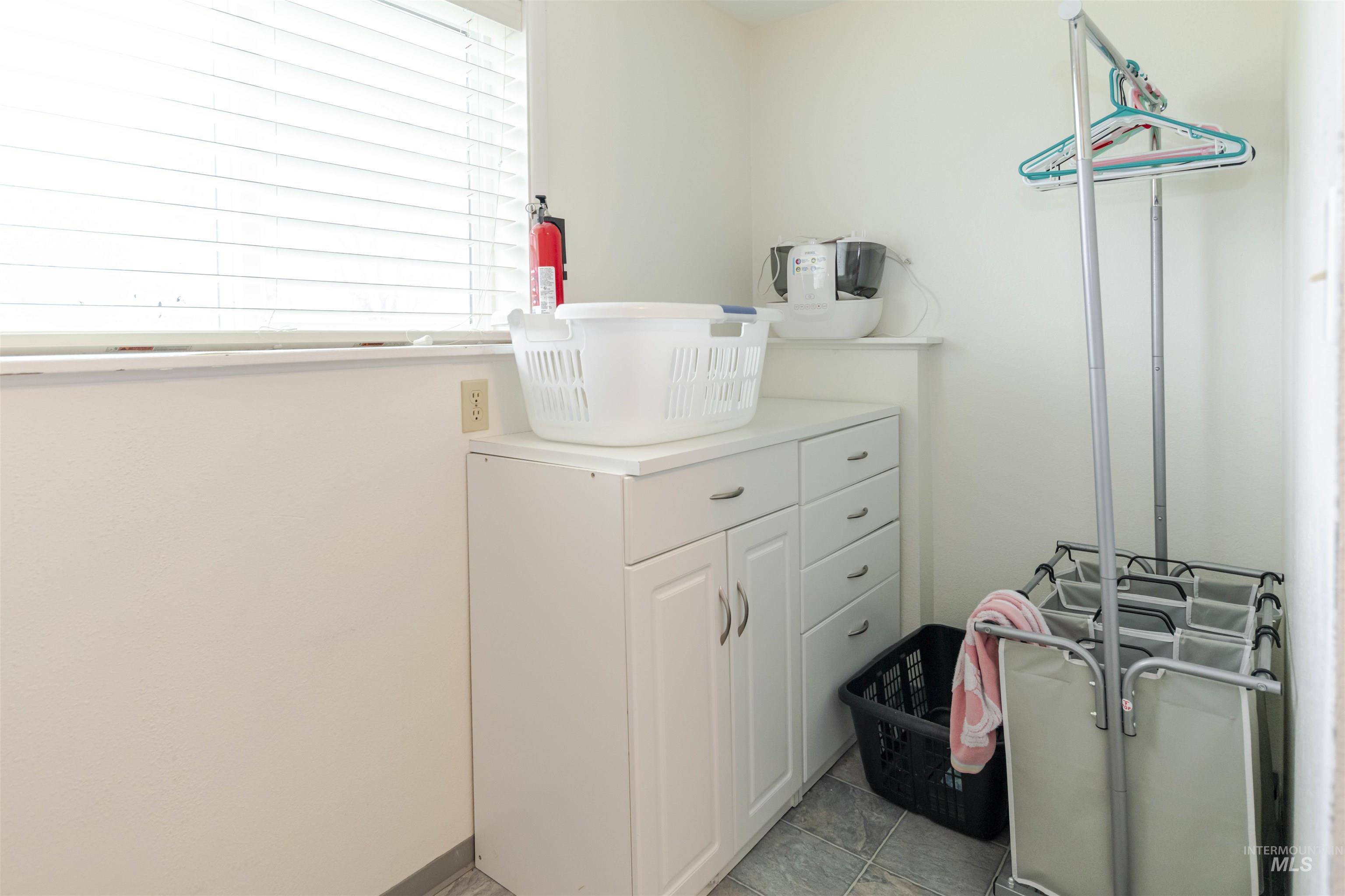 930 Preston Avenue Lewiston, ID 83501 - Photo 20 of 32 Laundry area featuring light tile patterned floors