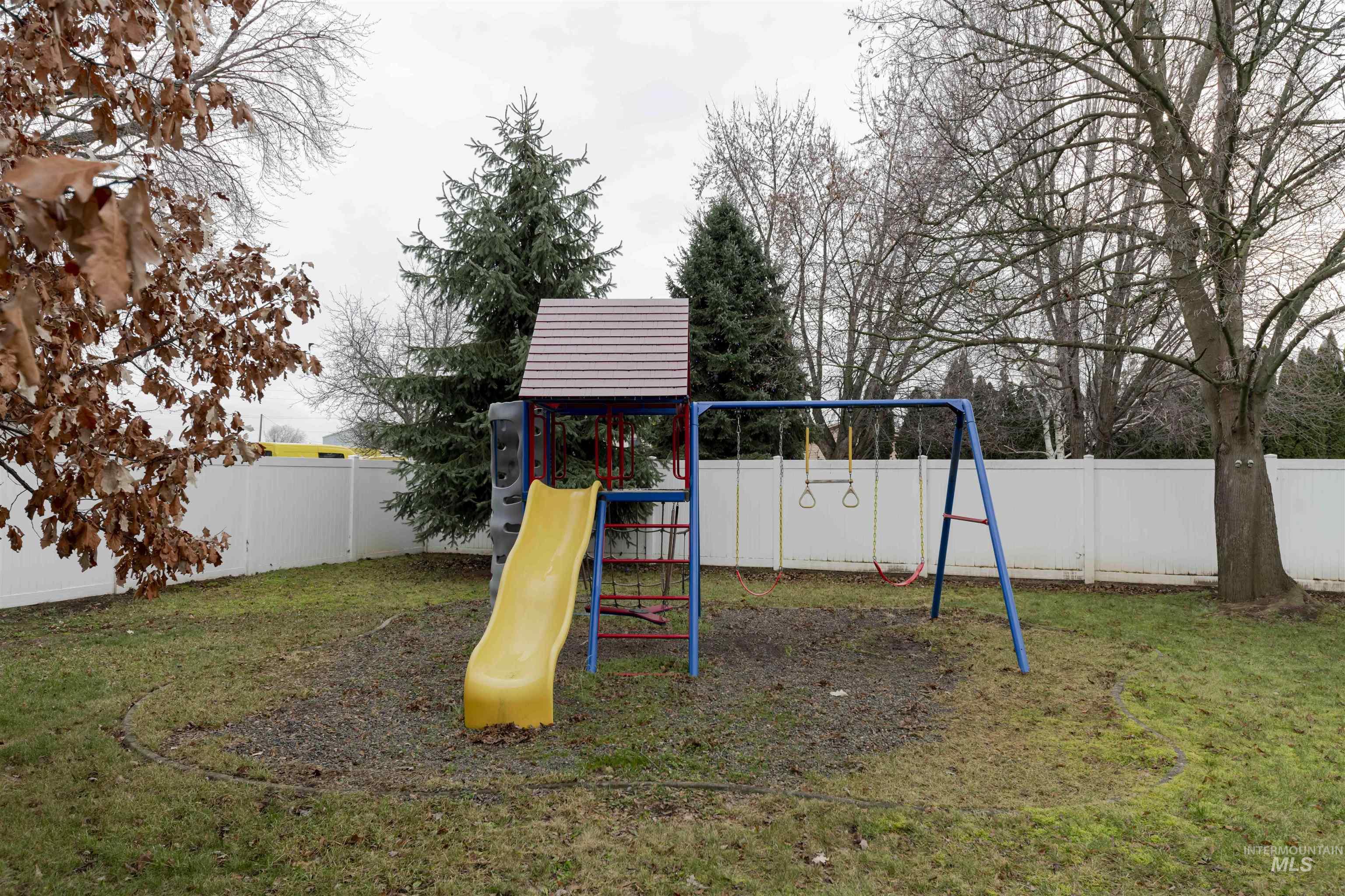 930 Preston Avenue Lewiston, ID 83501 - Photo 29 of 32 View of play area with a fenced backyard