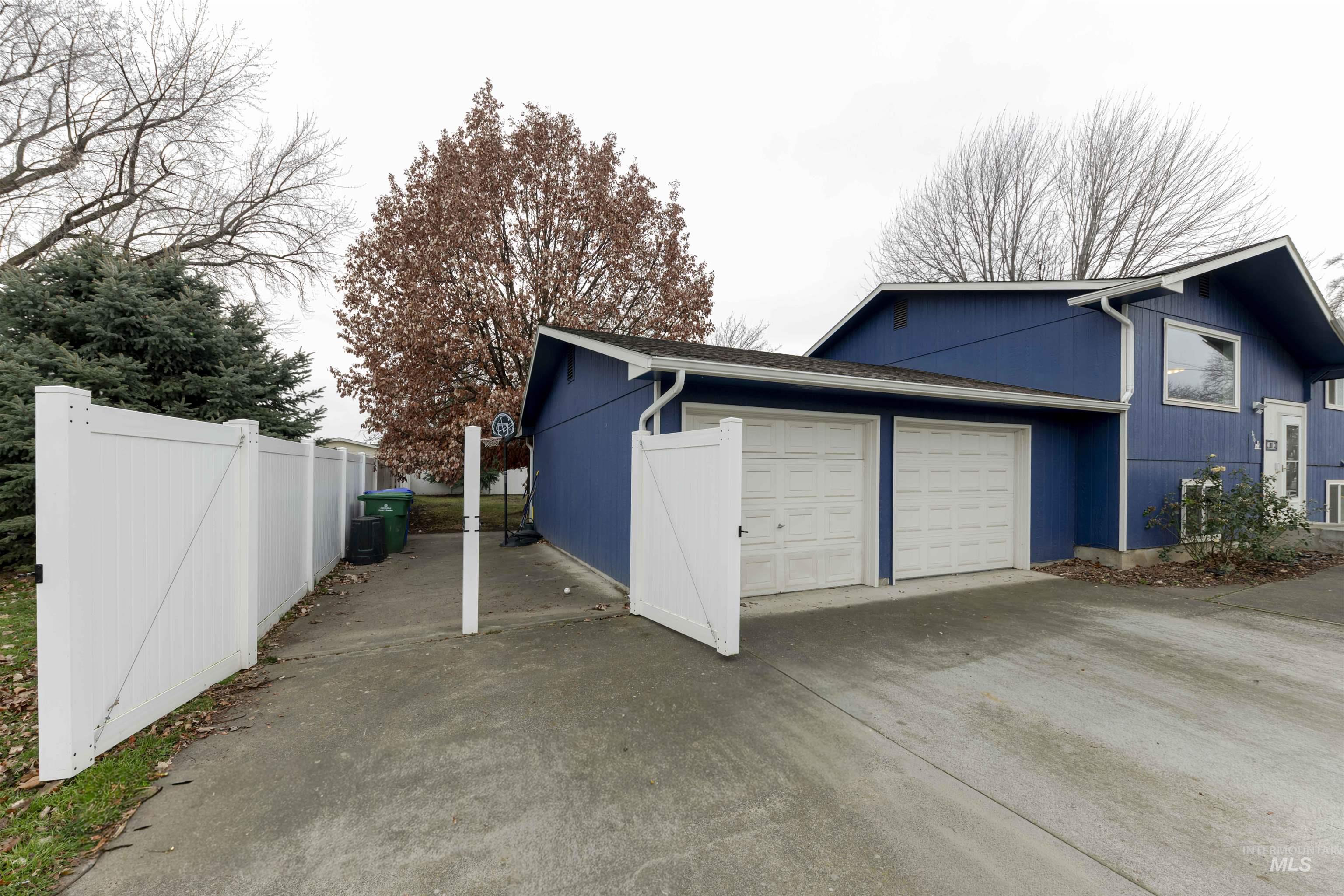 930 Preston Avenue Lewiston, ID 83501 - Photo 31 of 32 Garage featuring driveway
