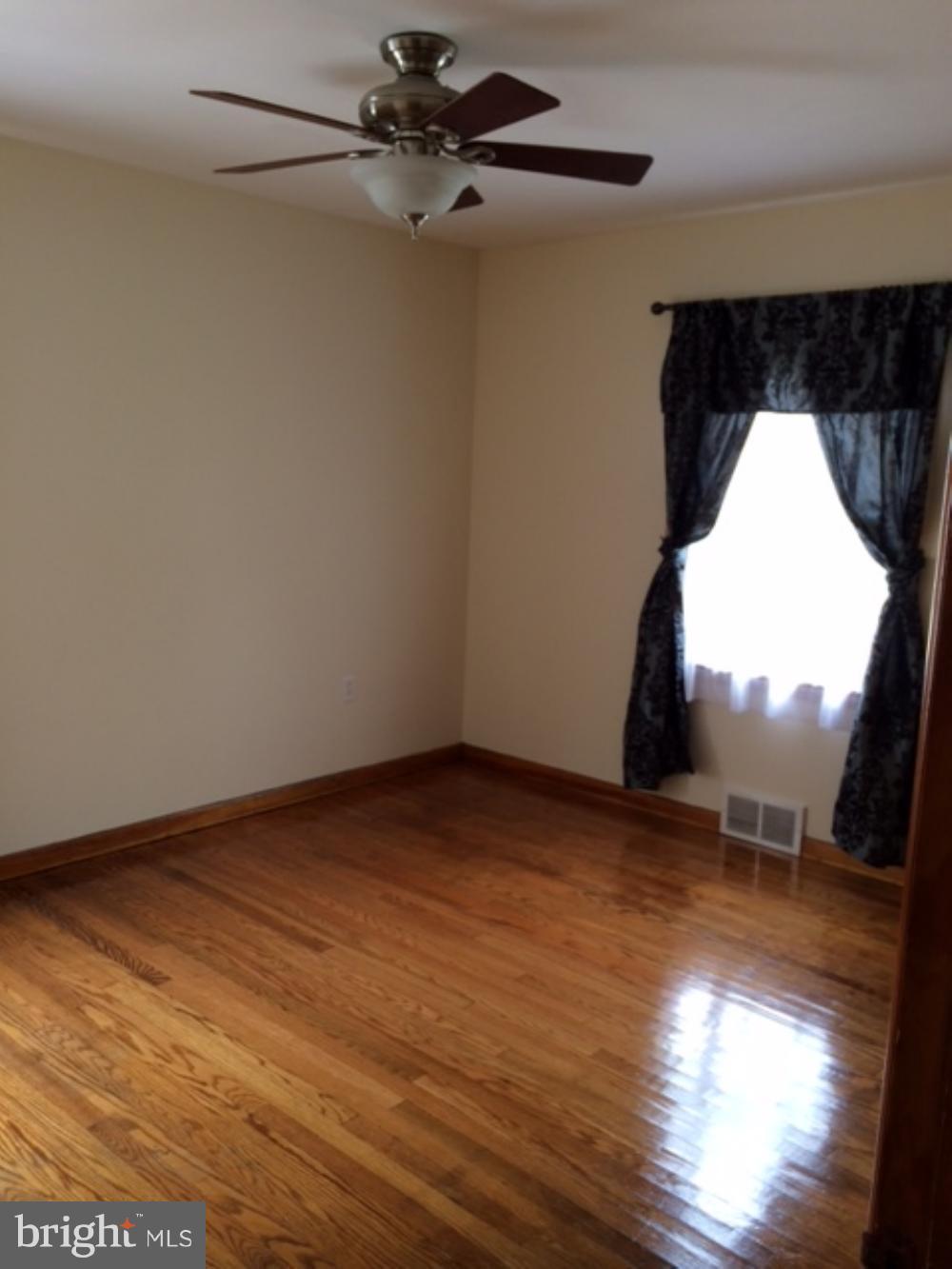 8505 Dam Road Williamsport, MD 21795 - Photo 2 of 5 Living Room