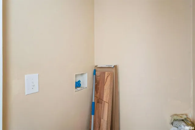 $100,000 | 1365 1/2 13th Avenue, East Moline, IL 61244